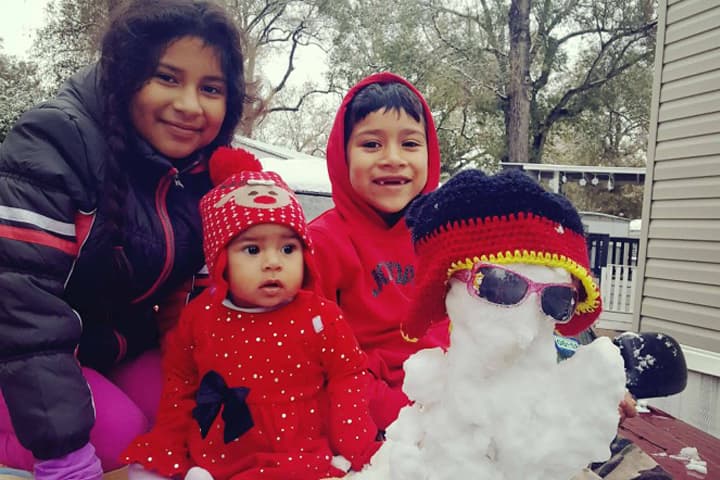 Muchos aprovecharon el raro evento para tomarse fotos, jugar con la nieve y construir el tradicional muñeco navideño.