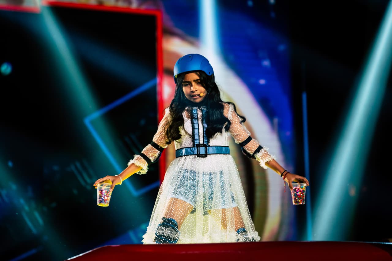 La pequeña del escuadrón 'Los conquistadores interpretó el tema 'Mil horas' de la Sonora Dinssmita.