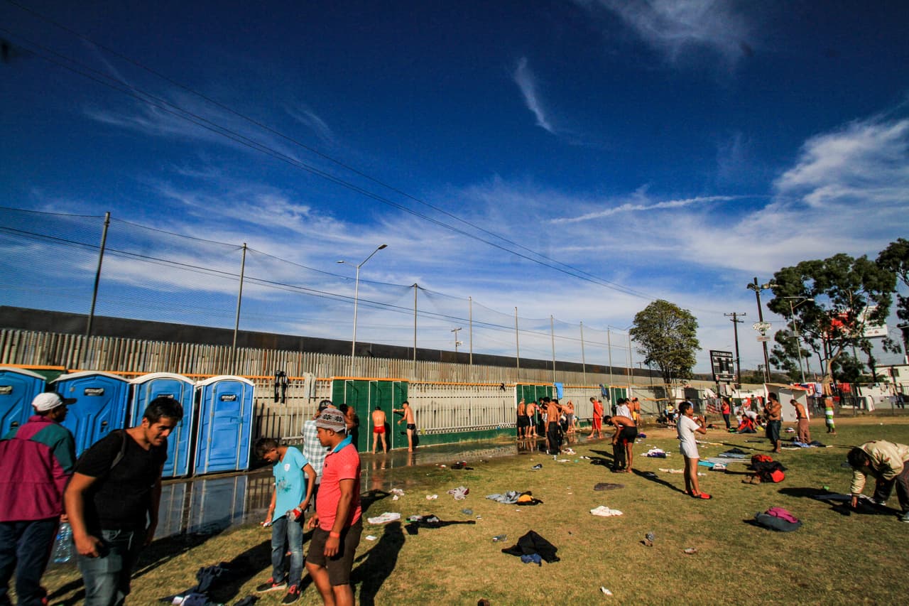 En el refugio están dispuestos varios baños portátiles para que sean utilizados por los migrantes y ahora están colapsados. Según cifras de ayuntamiento de Tijuana en este albergue hay 2,808 hombres, 879 mujeres y 4 mil 520 en total, de los cuales 2 mil 808 son hombres, 879 mujeres, 833 menores.