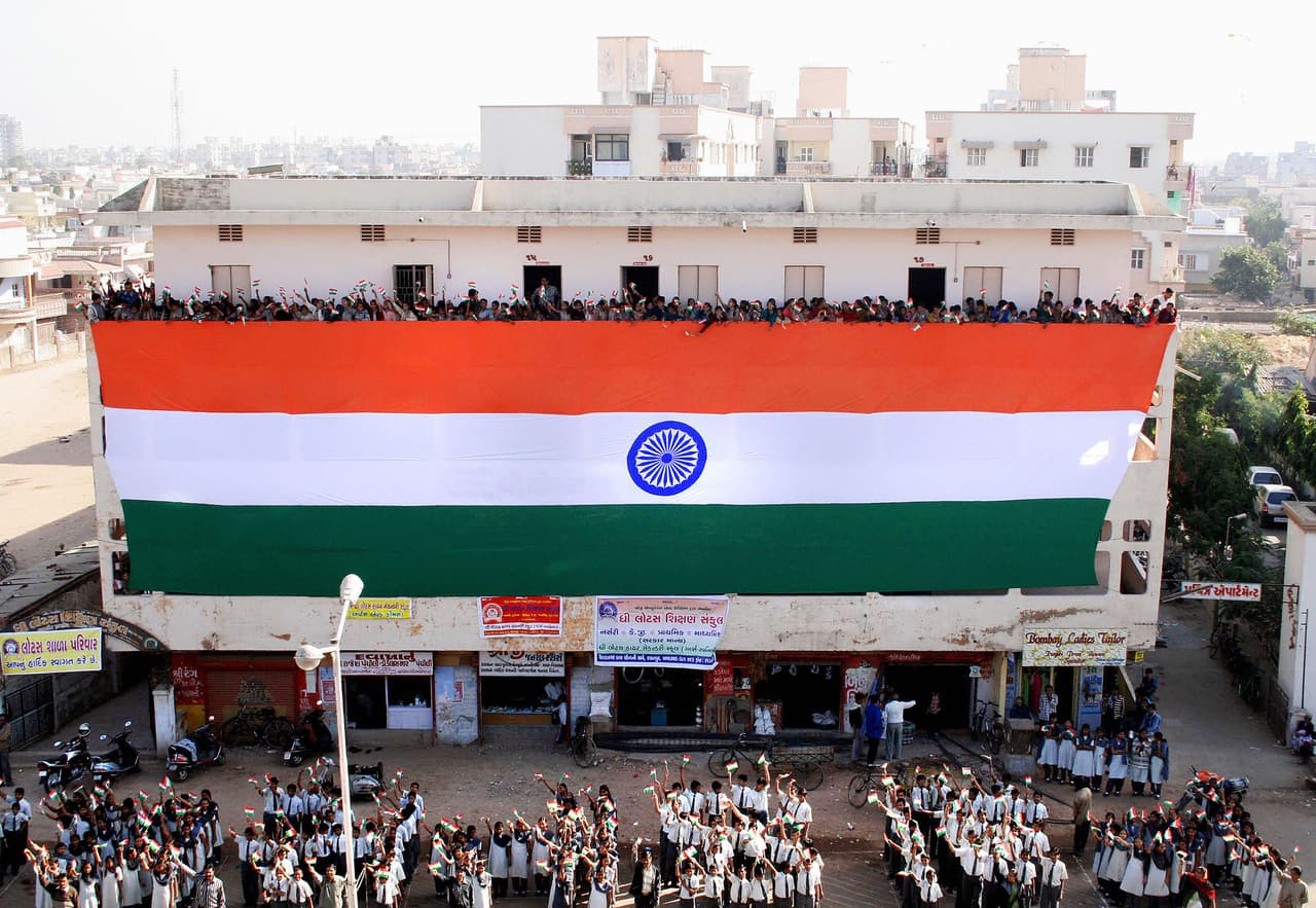 <b>Puesto 167. Ahmedabad (India)</b>
<br>
<br>
<b>Indice WCOL: 37</b>
<br>
<br>Al igual que
<a href="https://www.univision.com/noticias/dinero/causas-inflacion-alta-estados-unidos"><u>otros análisis económicos</u></a>, el estudio de EUI encontró una relación entre los problemas de la cadena de suministro, las variaciones en el valor de las monedas locales y el cambio de hábito en los consumidores en el aumento de los precios de las materias primas y otros bienes.