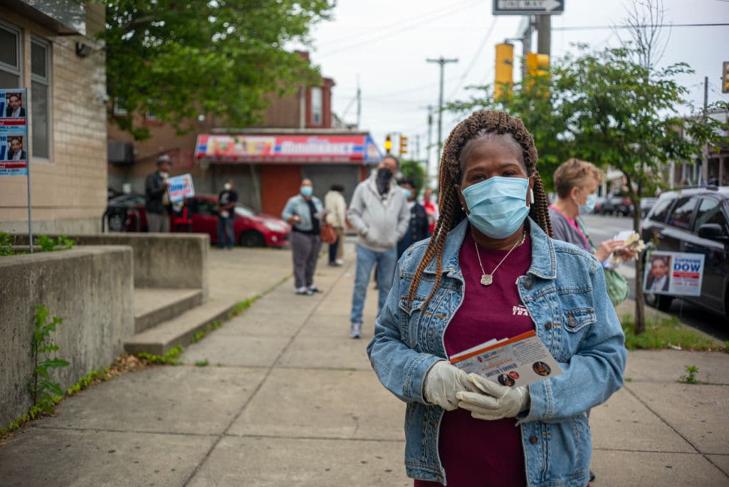 Carol Elliott hace fila para votar en las elecciones primarias el 2 de junio de 2020 en Filadelfia, Pensilvania. Los votantes acudieron a las urnas en medio de un brote de coronavirus que ha matado a más de 103,000 personas en los EE. UU. También votan cuando en el estado hay disturbios por protestas por el asesinato del afroestadounisense George Floyd.