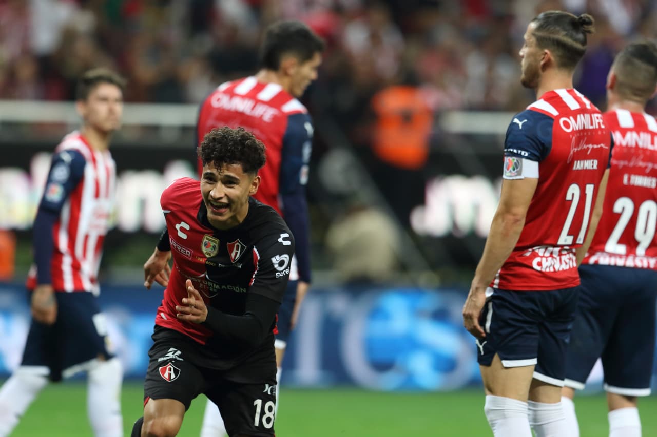 Un primer tiempo bipolar que durante 30 minutos no presentó emociones cambió radicalmente al 28' con el 0-1 de Jeremy Márquez y al 44' con su doblete para silenciar el estadio de Chivas, que lucían perdidas y sin ideas.