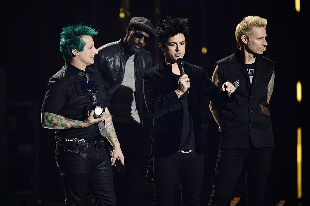 Idris Elba presenta el Global Icon award a Tre Cool, Billie Joe Armstrong y Mike Dirnt de Green Day