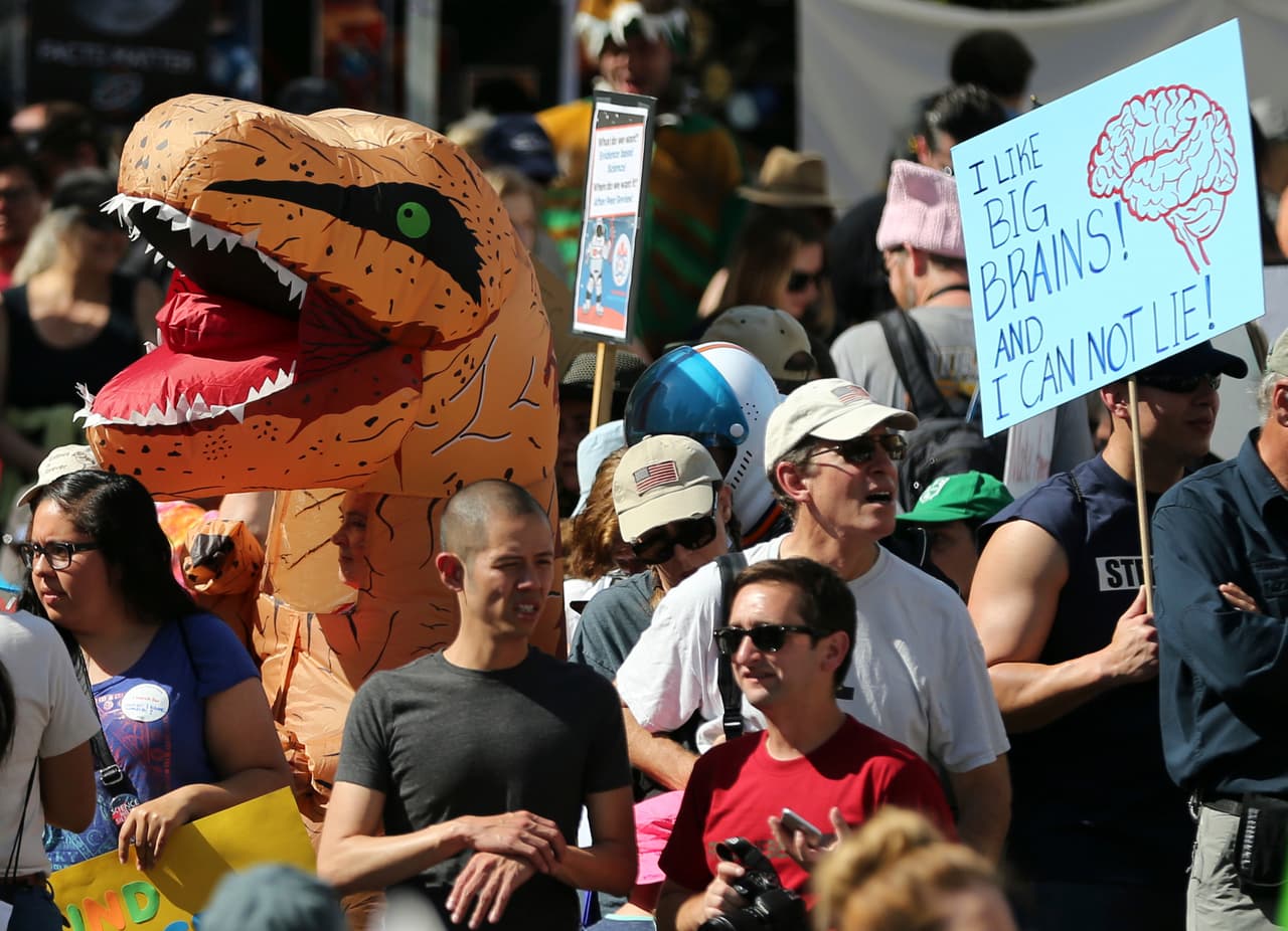 <b>Los Ángeles, EEUU.</b> Activistas en la manifestación de la ciencia en Pershing Square, en el centro de la ciudad. 22 de abril de 2017.
