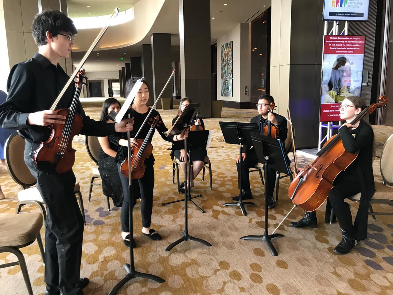 Superintendente, Michael Hinojosa da el discurso sobre el Estado del distrito