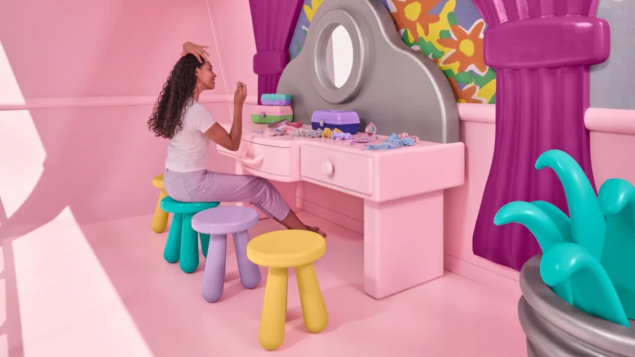 Los invitados podrán hacer uso de los accesorios de la popular muñeca.