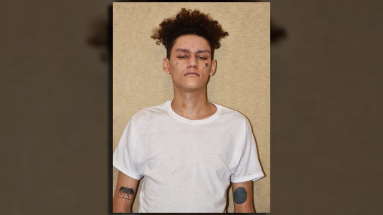 Acusan a un adolescente de 19 años de disparar 30 balas con un rifle de asalto AR-15 afuera de un centro comercial en Arizona