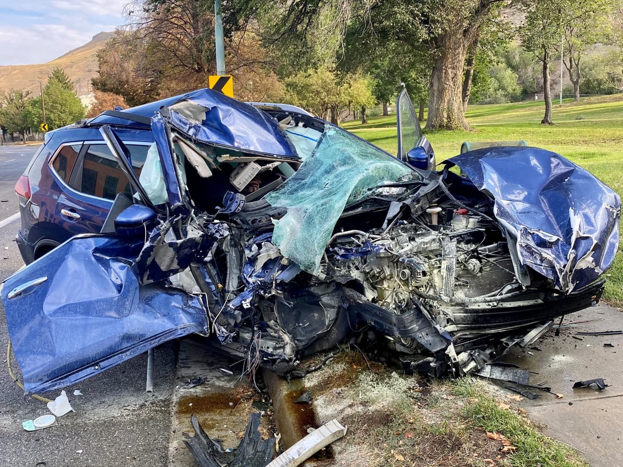 Poco después de las 8 de la mañana del sábado, agentes encontraron un auto en el 800 N y 300 W prácticamente destrozado.