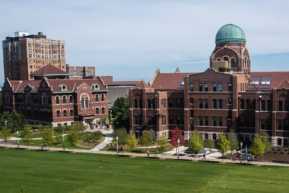 Universidad de Loyola en Chicago suspende a fraternidad por tres años