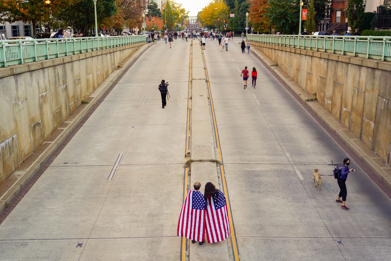 Tras el triunfo de Joe Biden, Estados Unidos se enfila a un nuevo camino en el que la unión del país y la lucha contra el coronavirus serán las prioridades del gobierno que se estima tome posesión a principios de 2021.
