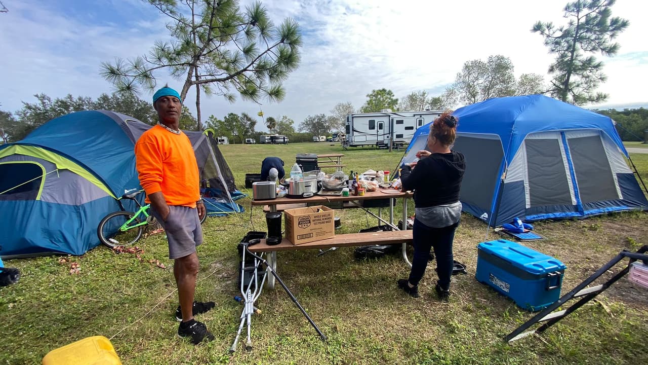 "Estar en la calle es duro": Pareja vive en una tienda de campaña por no poder pagar renta