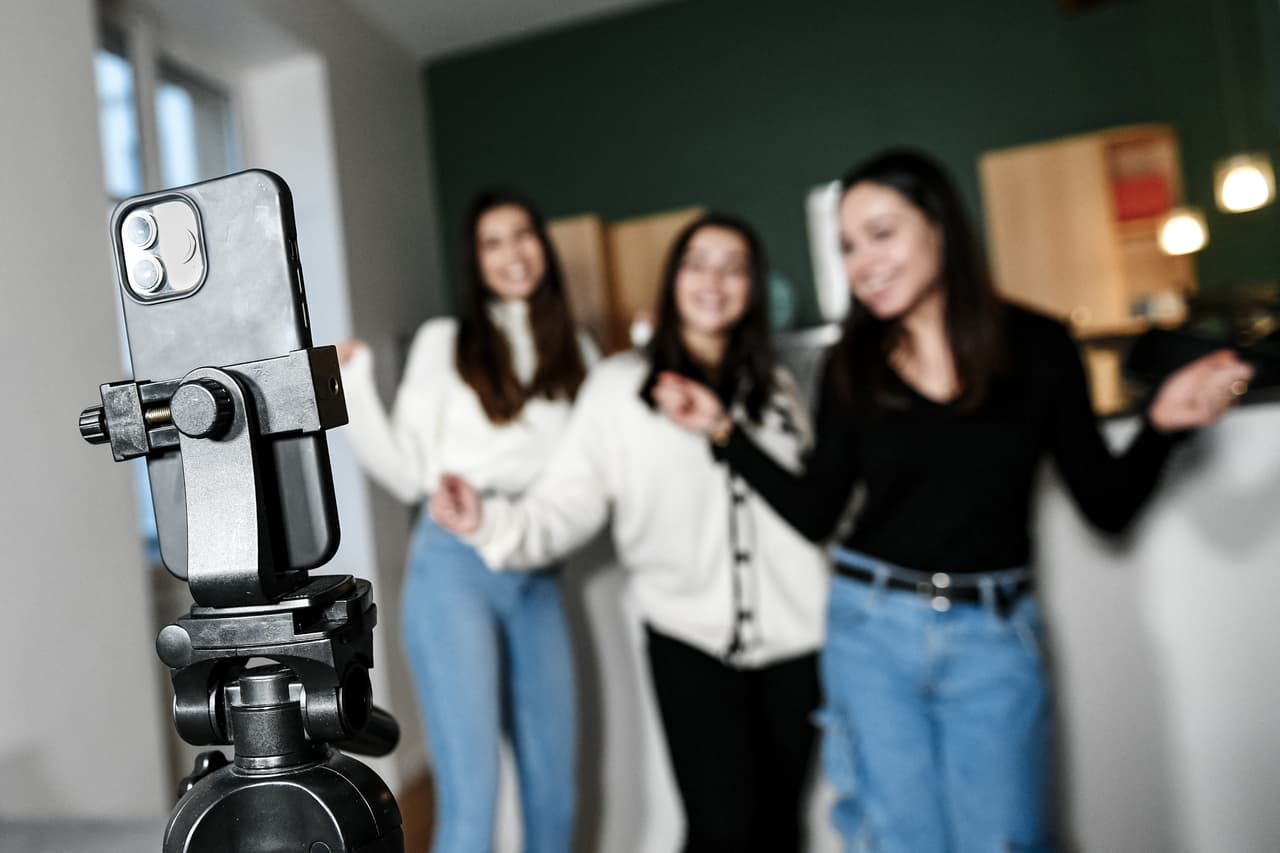 Chicas grabando pasos de baile.