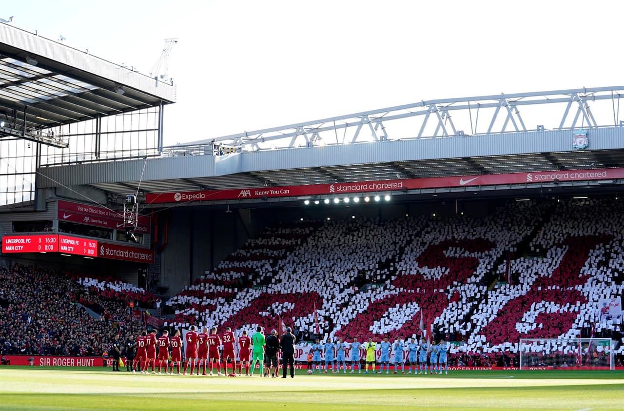 Termina la Jornada 7 de la Premier League con empate entre Liverpool y Manchester City 2-2 tras un intenso partido. Sadio Mané abrió el marcador al 59’, pero Phil Foden ya empataba el juego, sin embargo Mohamed Salah le daba la victoria parcial a los ‘Reds’ y, al 81’, Kevin de Bruine hace el del empate.