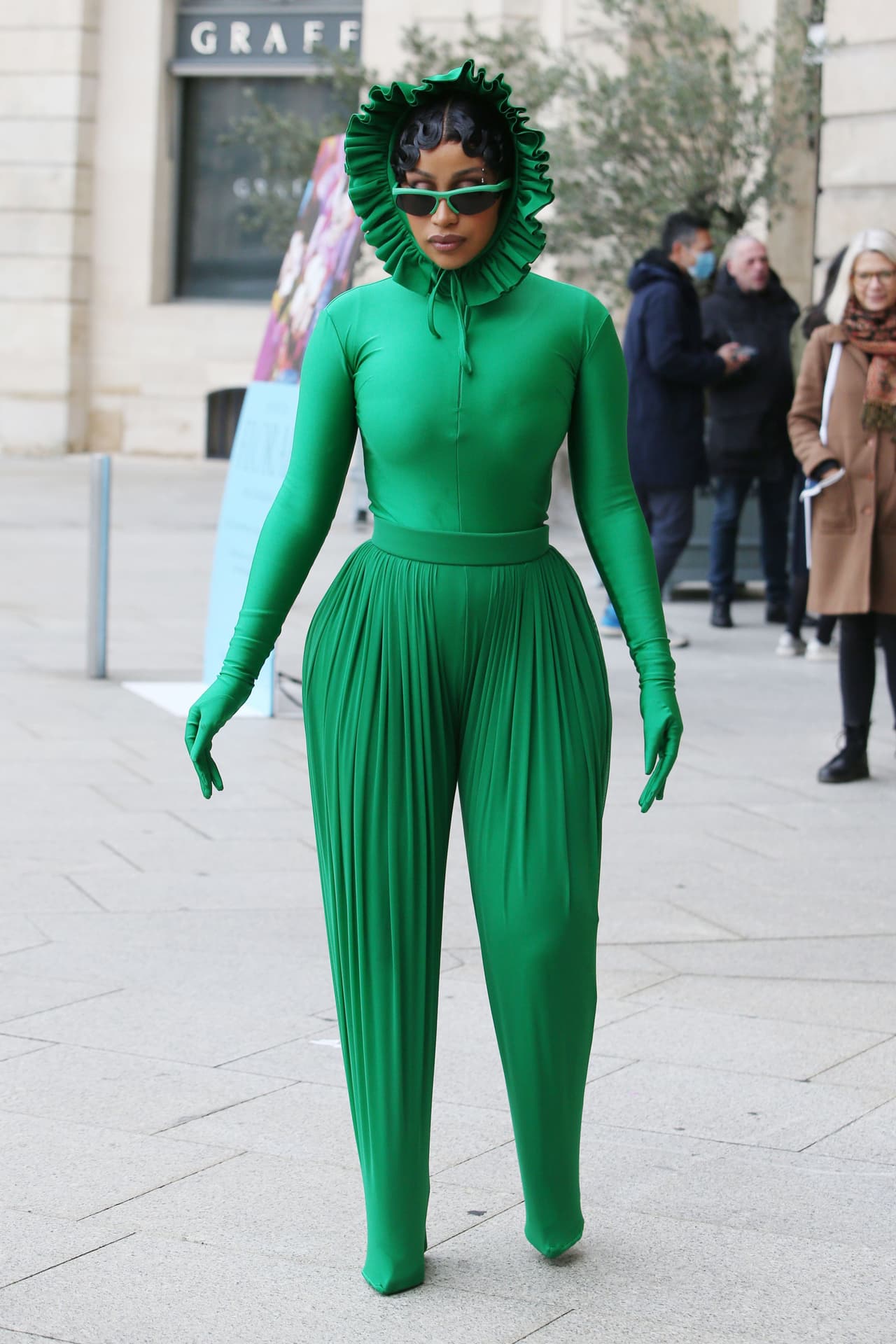 Habitualmente,
<b><a href="https://www.univision.com/famosos/cardi-b-elimina-su-cuenta-de-instagram-tras-duras-criticas-por-su-grammy-video" target="_blank">Cardi B responde de manera contundente</a></b> a las críticas o burlas que recibe en Twitter. Aunque hasta la tarde del domingo 3 no había dicho algo respecto a su 'look' verde, sí hizo referencia a la noche con el Balenciaga.
<br>