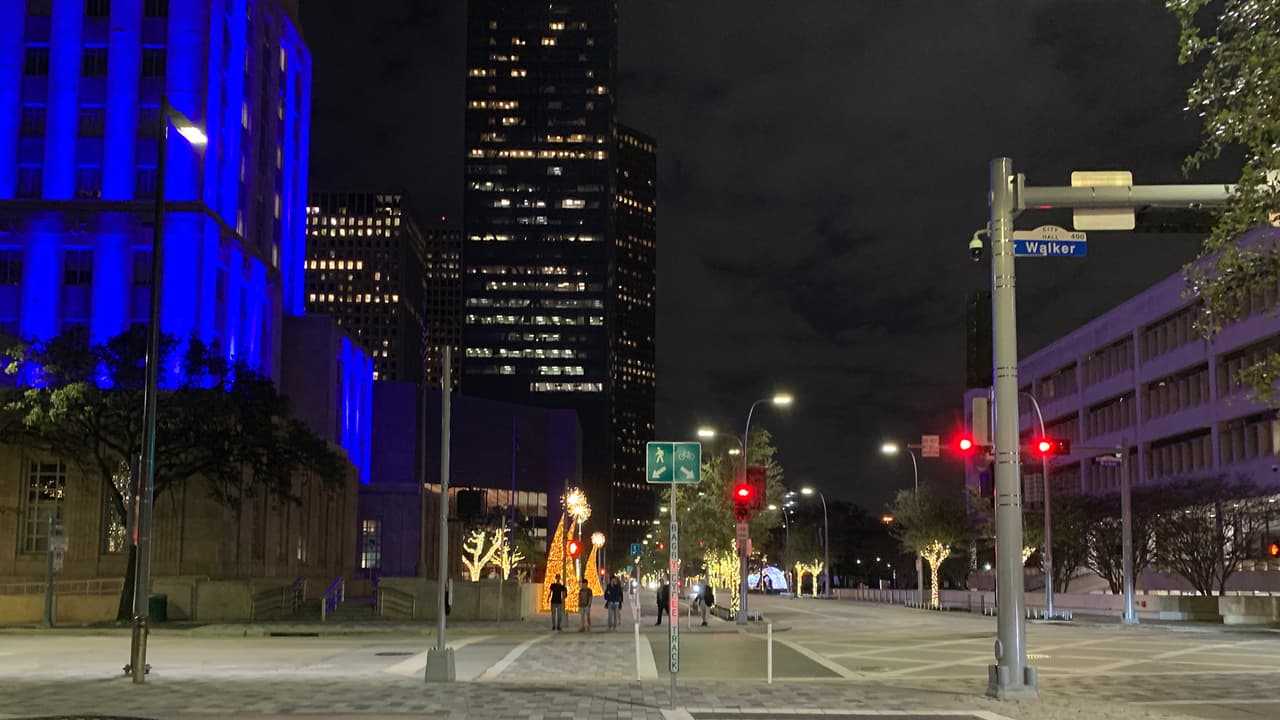 El espectáculo de ‘Winter Wonderland’ en Bagby Street está entre las calles Lamar y Preston.