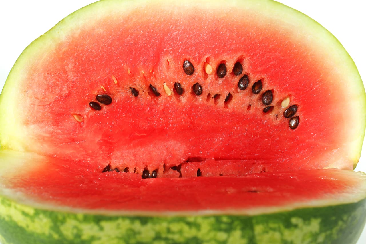 Bocado de agua. Entre las frutas, la sandía, el melón cantalupo, la toronja y las fresas son las que tienen un mayor porcentaje de agua. Más de un 90%, de acuerdo con la Universidad de Kentucky.