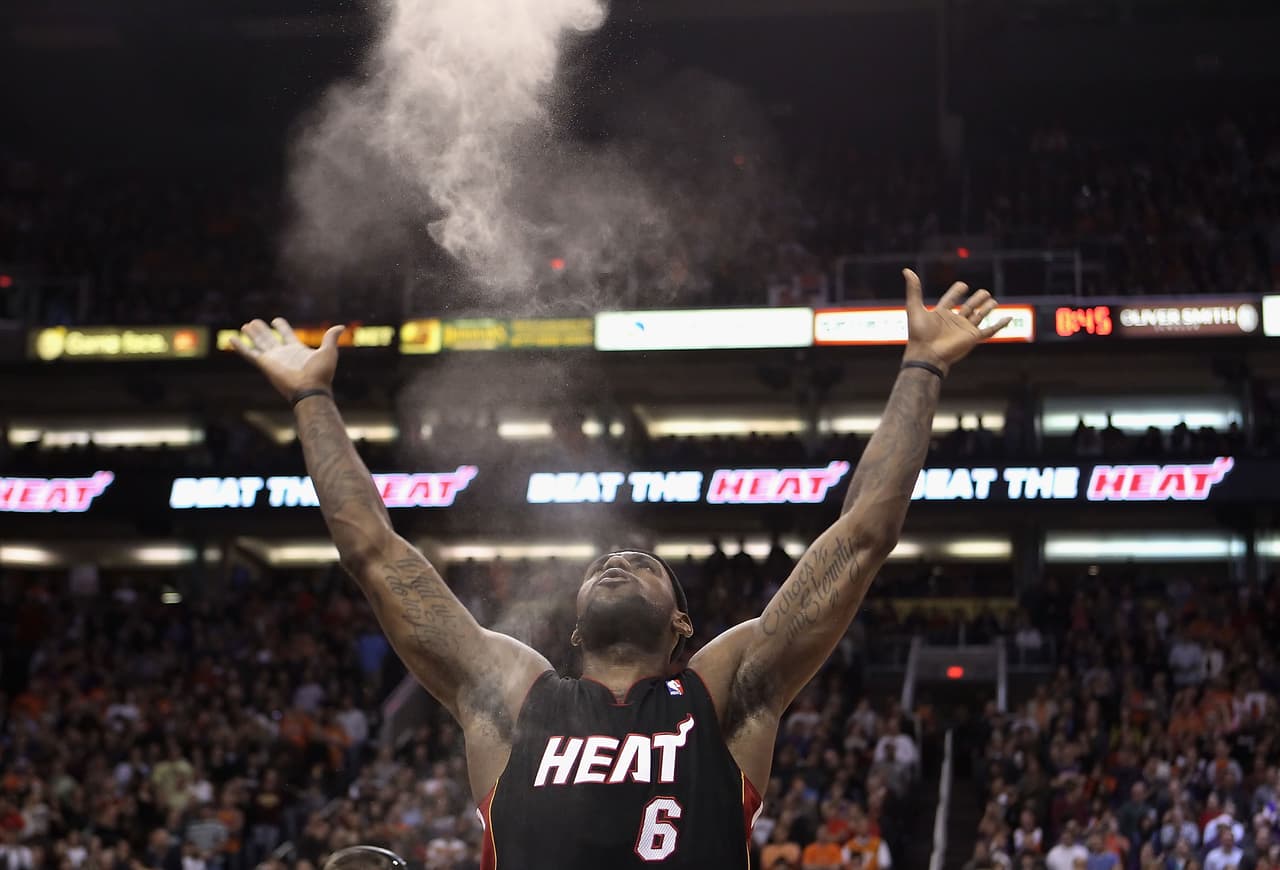 En 2010 LeBron se marchó de Cleveland para ser agente libre, y finalmente firmó un contrato por seis temporadas y 110 millones de dólares con el Miami Heat.