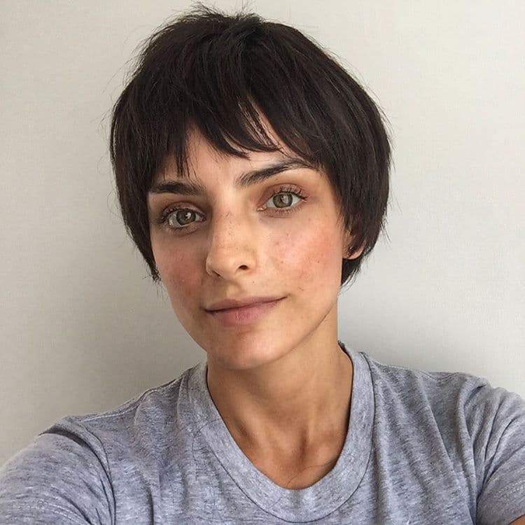 OMG! Aislinn Derbez ahora luce una melena corta. La actriz cambió su look para dar vida a un nuevo personaje en la película 'Qué Pena Tu Vida'.