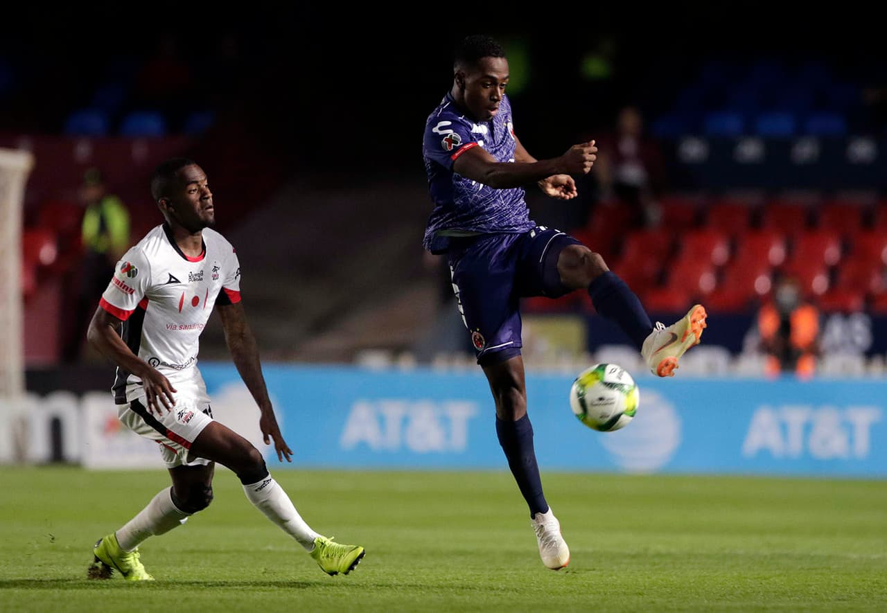 Los escualos no fueron capaces de inclinar la balanza a su favor y el primer tiempo finalizó sin anotaciones.