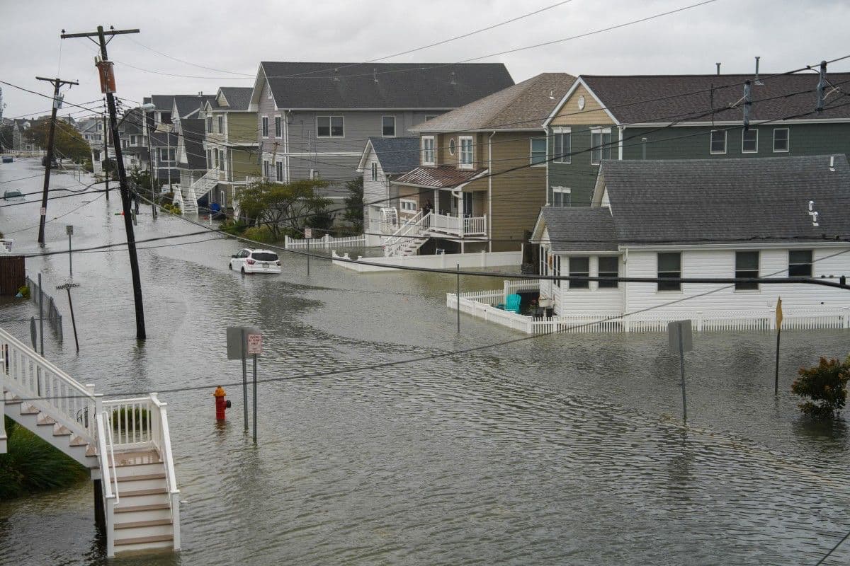 Se observa una carretera inundada durante una tormenta del noreste en Point Pleasant, Nueva Jersey, donde se ha emitido una orden de evacuación voluntaria para la comunidad, el 26 de septiembre de 2026.