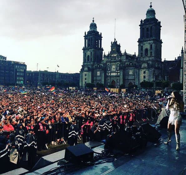Para finalizar el desfile, por la tarde hubo un concierto masivo. Ninel Conde fue una de las famosas que puso al público a cantar.