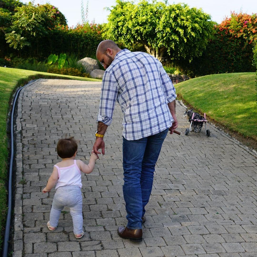 El también cantante explicó que terminaron por diferencias irreconciliables, pero que llegaron a un acuerdo para que él pudiera estar cerca de su hija Julia, de 3 años.