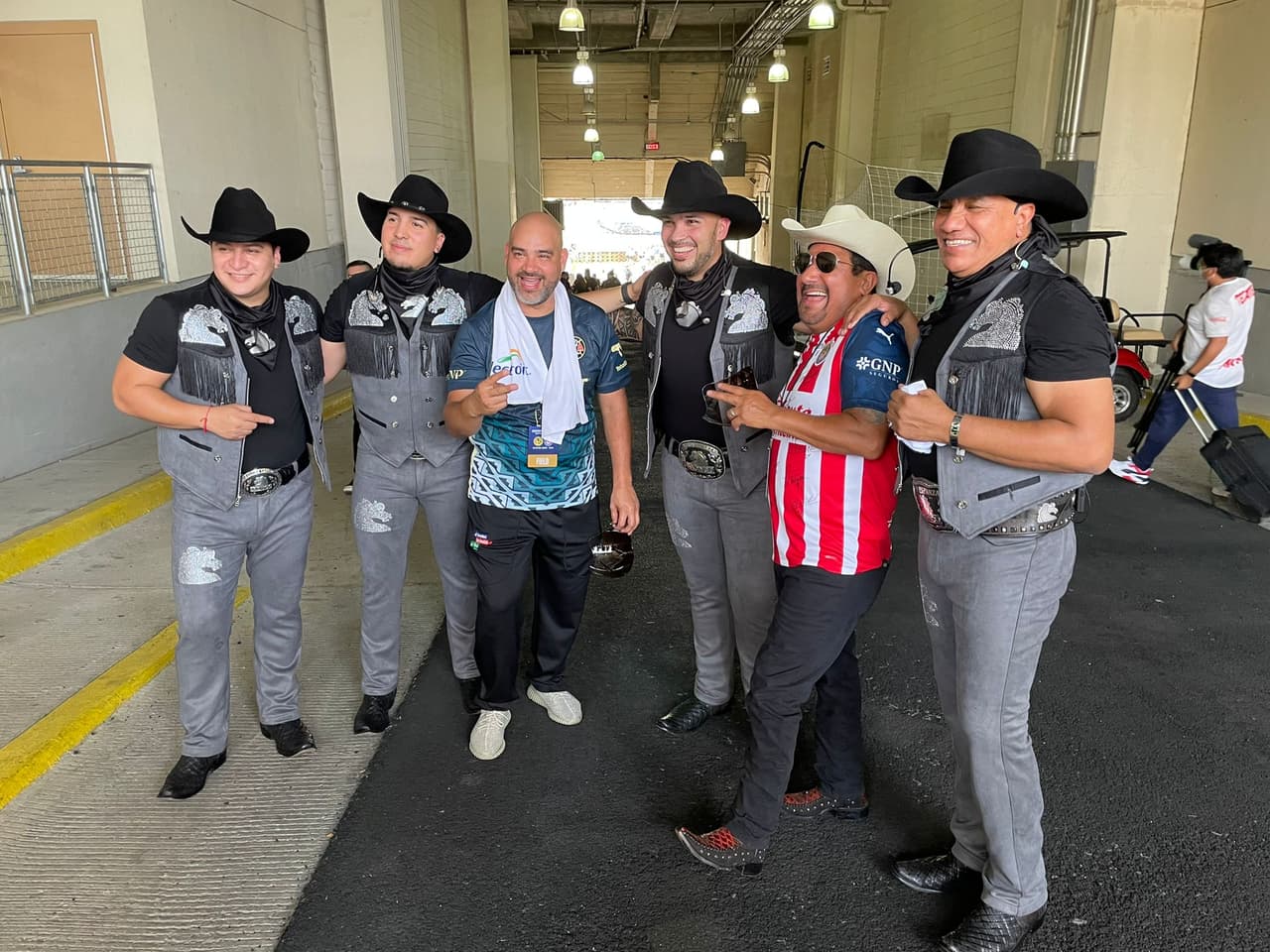 El Pelón y El Feo también presentaron a los invitados musicales en este evento deportivo: el Grupo Bronco.