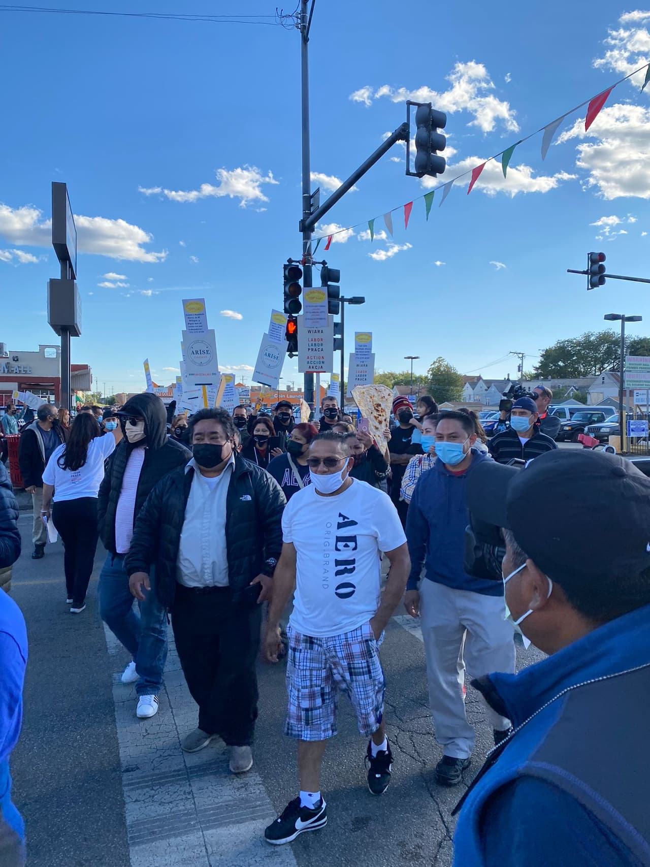 Estos trabajadores se quejan de que presuntamente se les paga menos que a trabajadores nuevos, exceso de trabajo, calor intenso, falta de personal y de mantenimiento a las máquinas con las que trabajan. "Trabajamos con
<a href="https://www.univision.com/local/chicago-wgbo/grupo-de-100-trabajadores-de-el-milagro-afirma-tener-condiciones-de-trabajo-peligrosas">temperaturas por encima de los 90 grados</a>" , afirmó el empleado, Pedro Manzanares. "Si hay un accidente tu eres el culpable", declara el trabajador Alfredo Martínez.