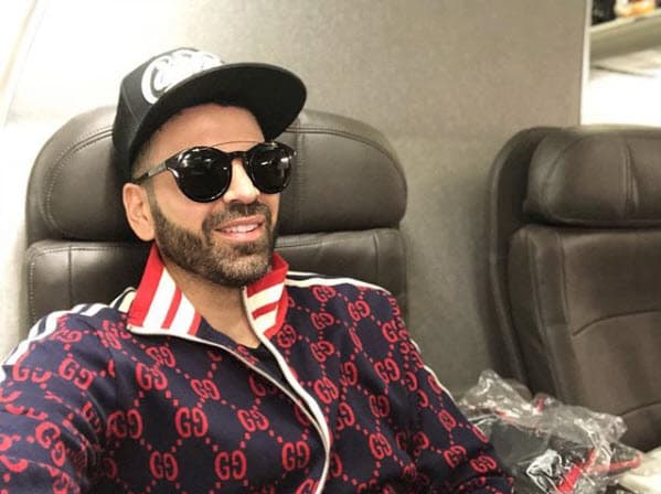 Los colores oscuros predominan en su guardarropa, los cuales combina con sus gorras.