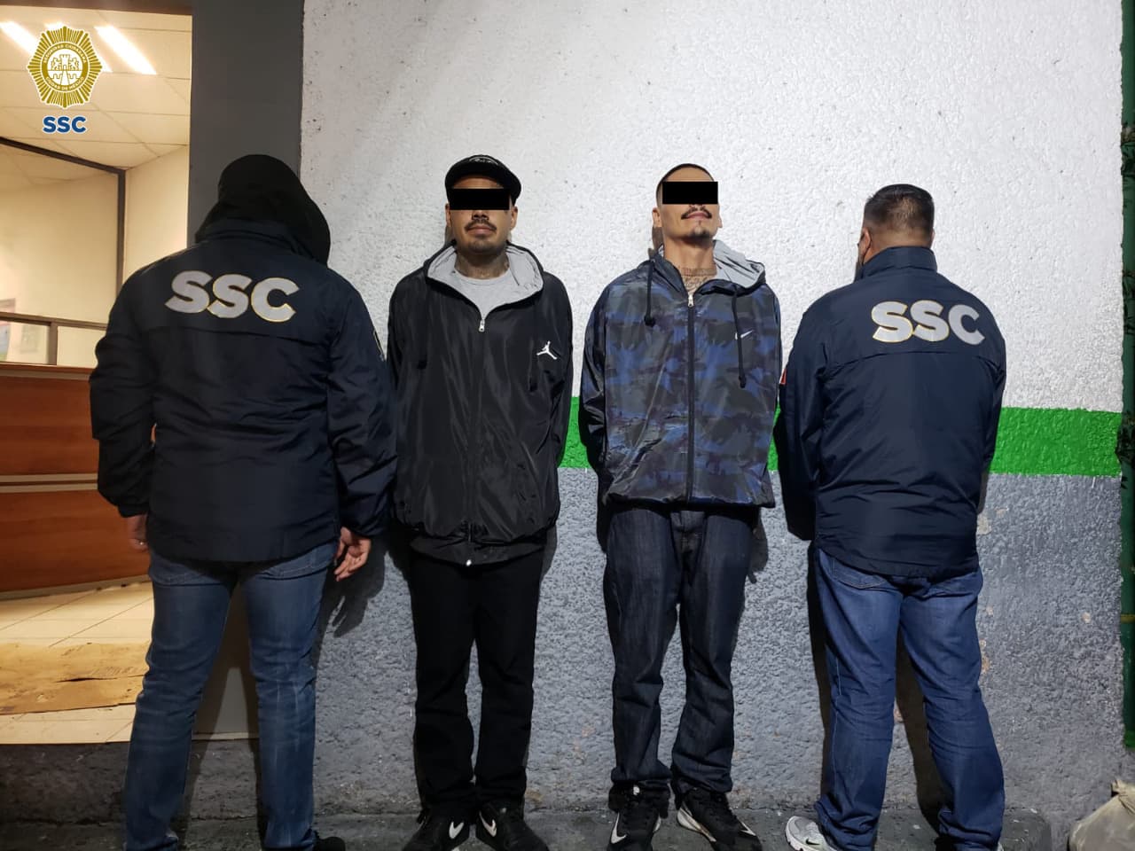 Imagen del momento de la presentación ante la Fiscalía de la Ciudad de México de dos hombres que fueron detenidos vendiendo droga. Ambos eran buscados en California por homicidio.