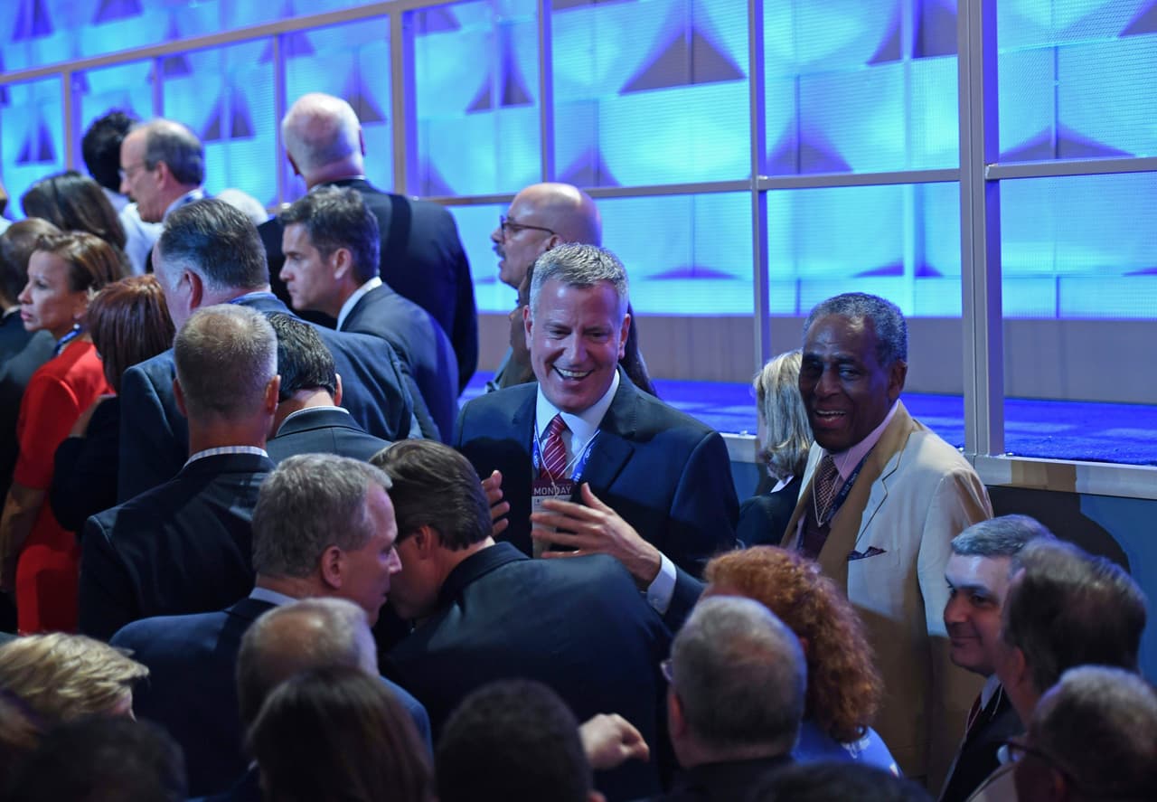 A la extrema izquierda, de rojo y con mucha seriedad, la congresista Nydia Velázquez.