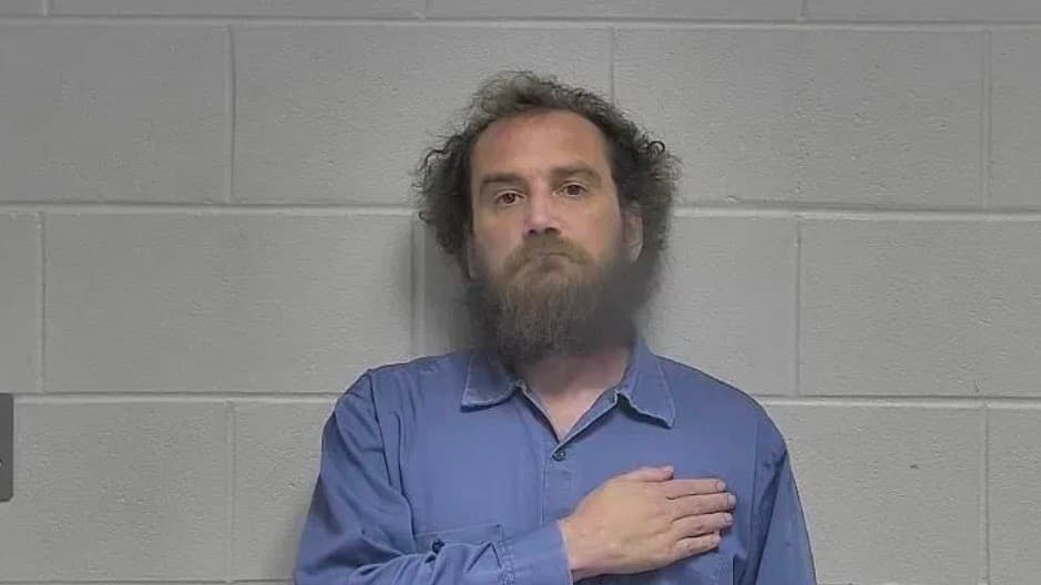 Tenía en su casa más 40 cráneos humanos (dormía con uno) y usaba médulas, fémures y huesos de la cadera como decoración