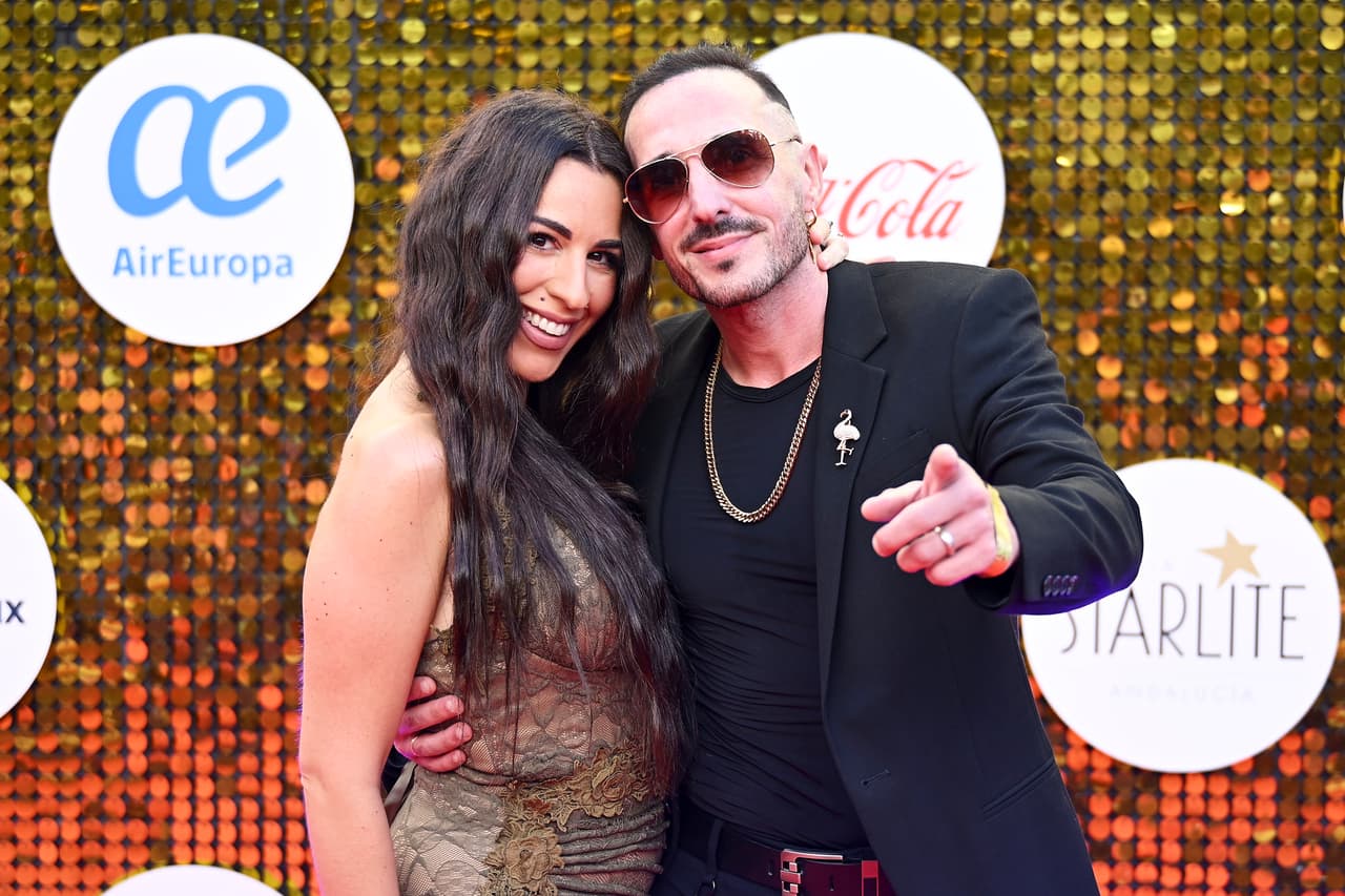 La cantante María Artés y su pareja el productor Maki se dejaron ver muy cariñosos por la alfombra roja.