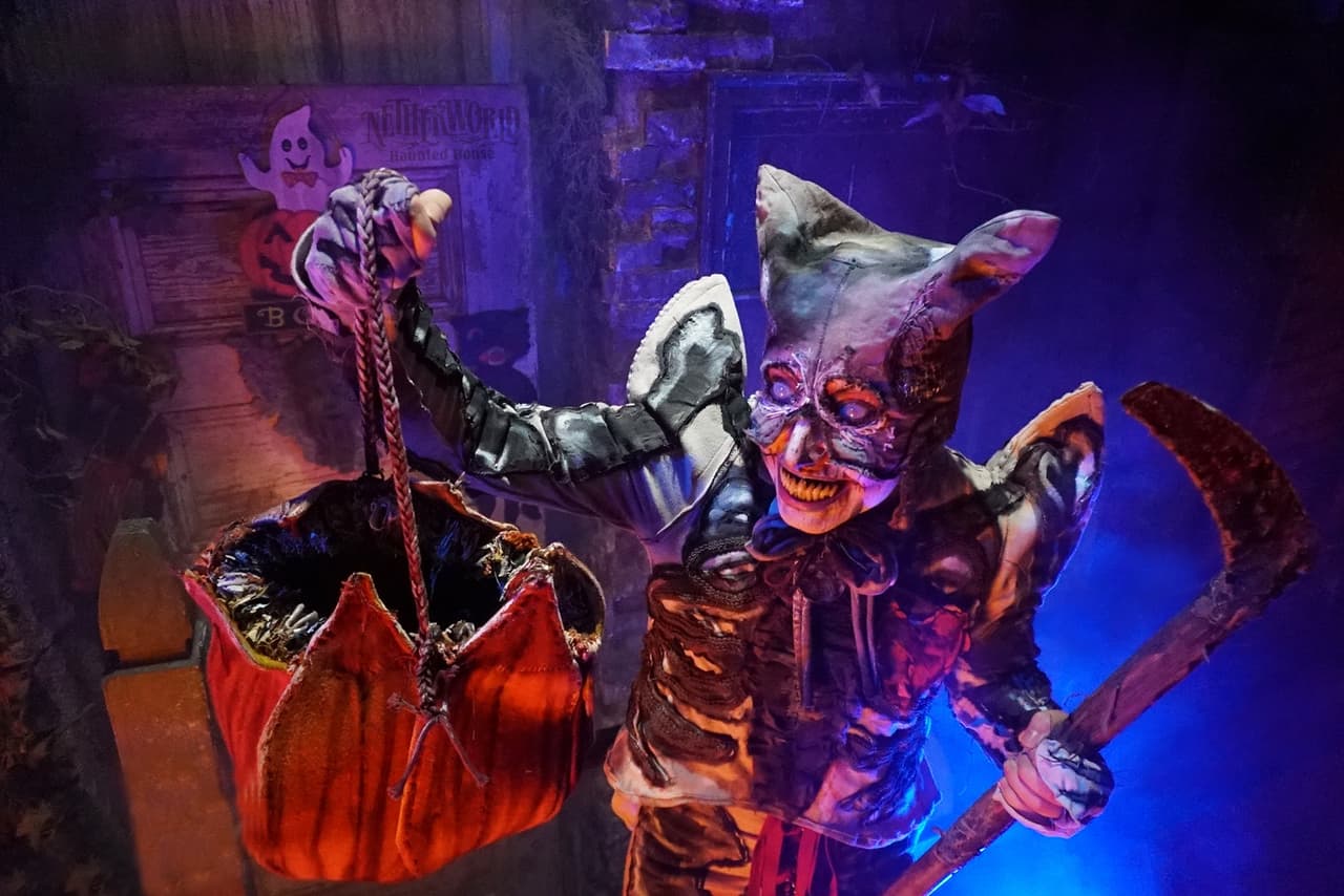<b><a href="https://www.fearworld.com/" target="_blank">Netherworld Haunted House (Stone Mountain)</a></b>: Esta es una atracción de recorrido a pie con efectos especiales increíbles y actores en vivo aterradores. Ha estado atormentando a los visitantes desde 1997 y es un evento embrujado de varios pisos y múltiples atracciones.