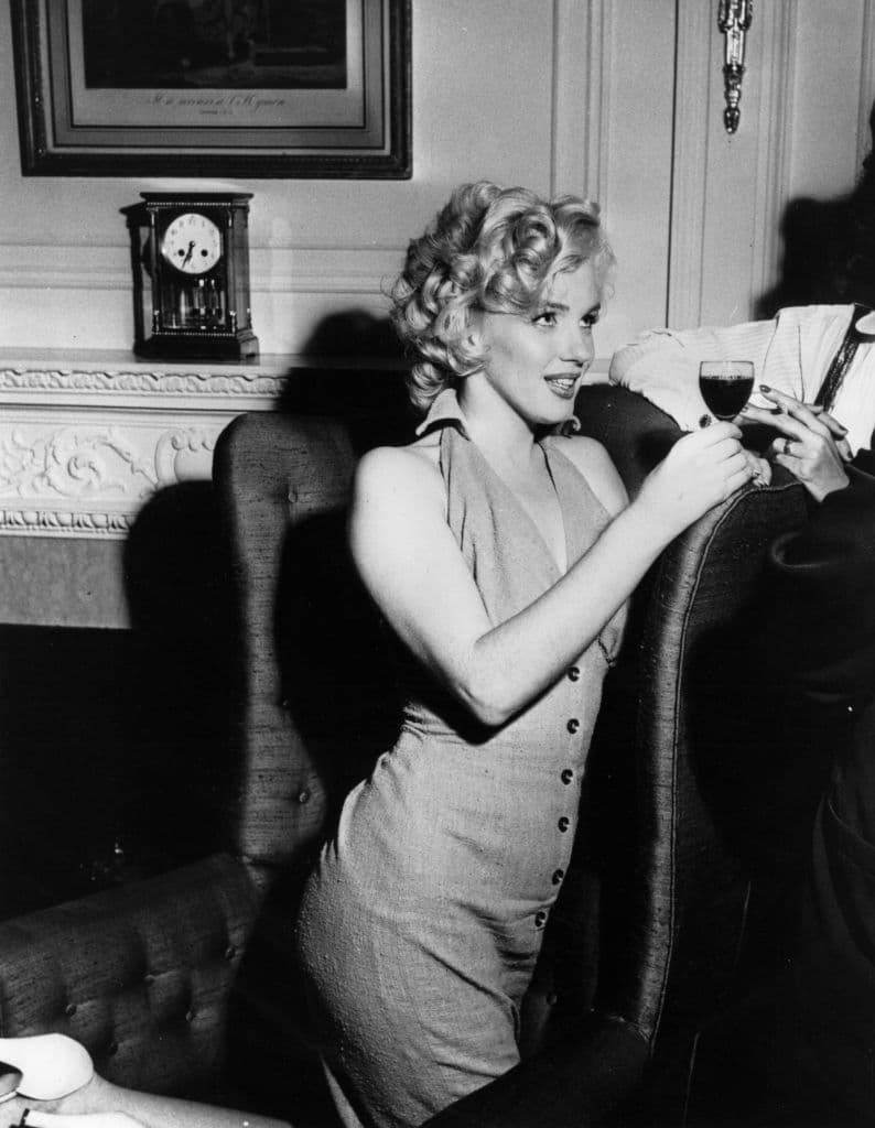 A casi 62 años de la muerte de Marilyn Monroe, la vivienda en la que fue descubierto su cuerpo, en Los Ángeles, California, es el centro de una polémica. Sus dueños quieren demolerla, pero este jueves, la Comisión de Herencia Cultural de la ciudad recomendó pedir que se le designe como monumento histórico.