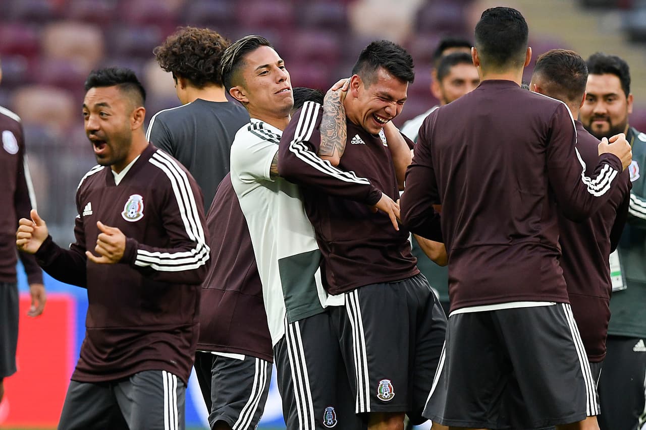 Aquí Carlos Salcedo aplicándole una llave tradicional de la lucha libre mexicana a Hirving Lozano, denotando que hay buen ánimo entre los integrantes del equipo nacional.