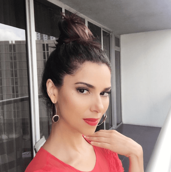 La bailarina también se arriesga con el color rojo como uno de sus básicos favoritos y se le ve súper bien.