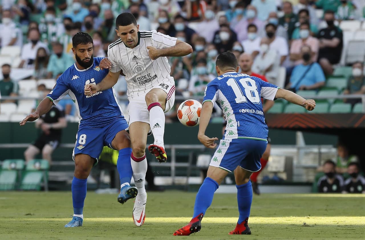 El Real Betis remonta y gana el partido ante el Celtic 4-3, enla primera jornada de la fase de grupos de la Liga Europa que se llevó a cabo en el Benito Villamarín de Sevilla. Albian Ajeti (13') y Josic Juranovic (27') ponían arriba al equipo visitante, pero los béticos reaccionaron y fueron Juan Miranda, Juanmi Jimenez con doblete y Borja Iglesias quienes le dieron la victoria al local. Tony Ralston le dio el tercero al 87'.