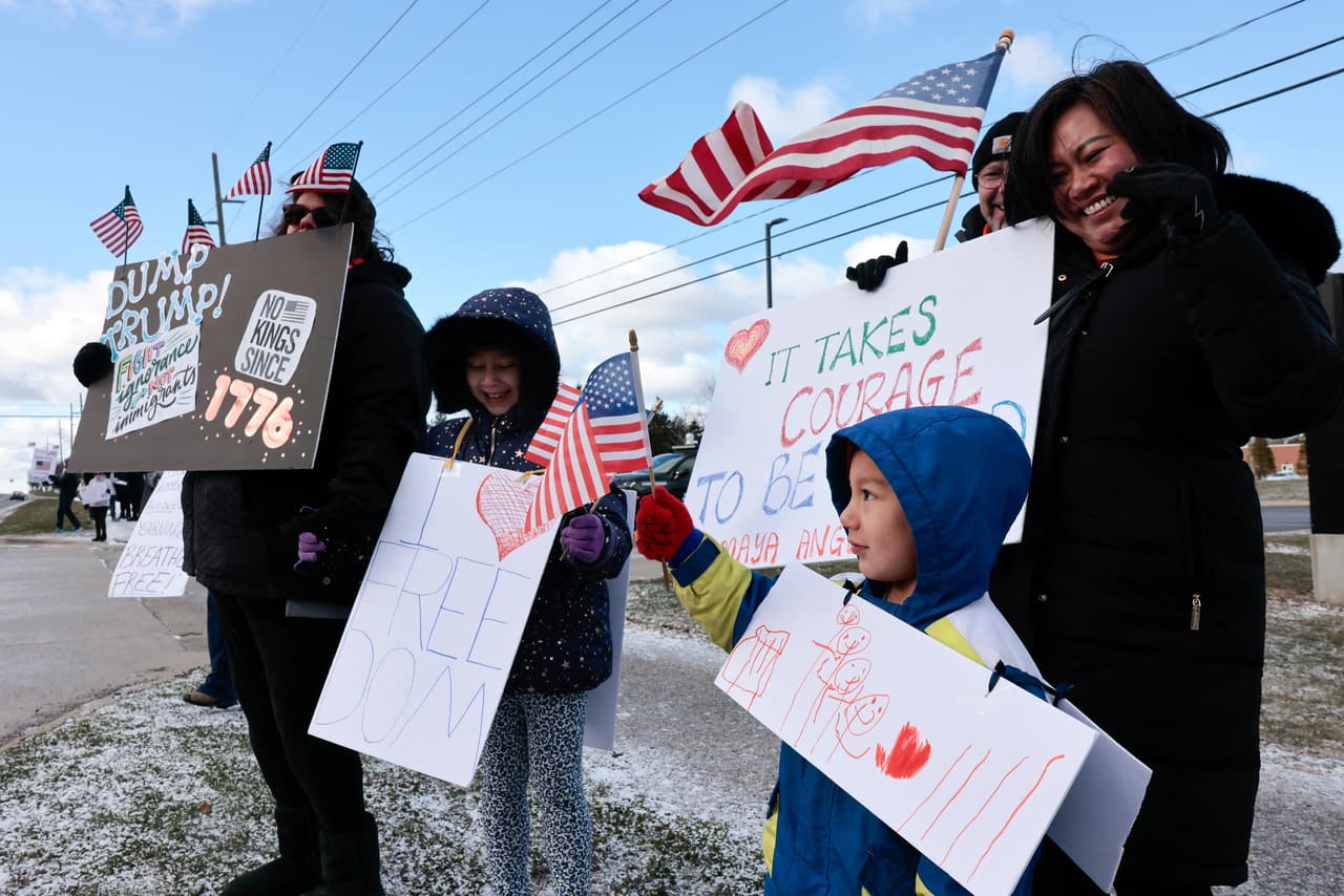 En medio de la ventisca y el hielo, un grupo de niños y sus madres se manifestaron en West Bloomfield, un suburbio a las afueras de Detroit, Michigan. Se espera que las movilizaciones continúen a lo largo del día en diferentes puntos del país.