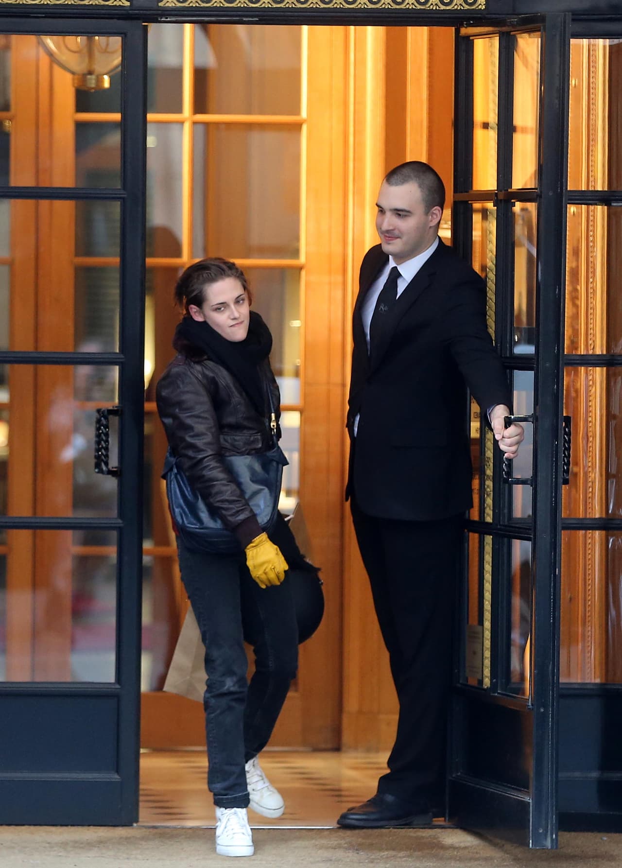 Salió de una exclusiva boutique más adelante.