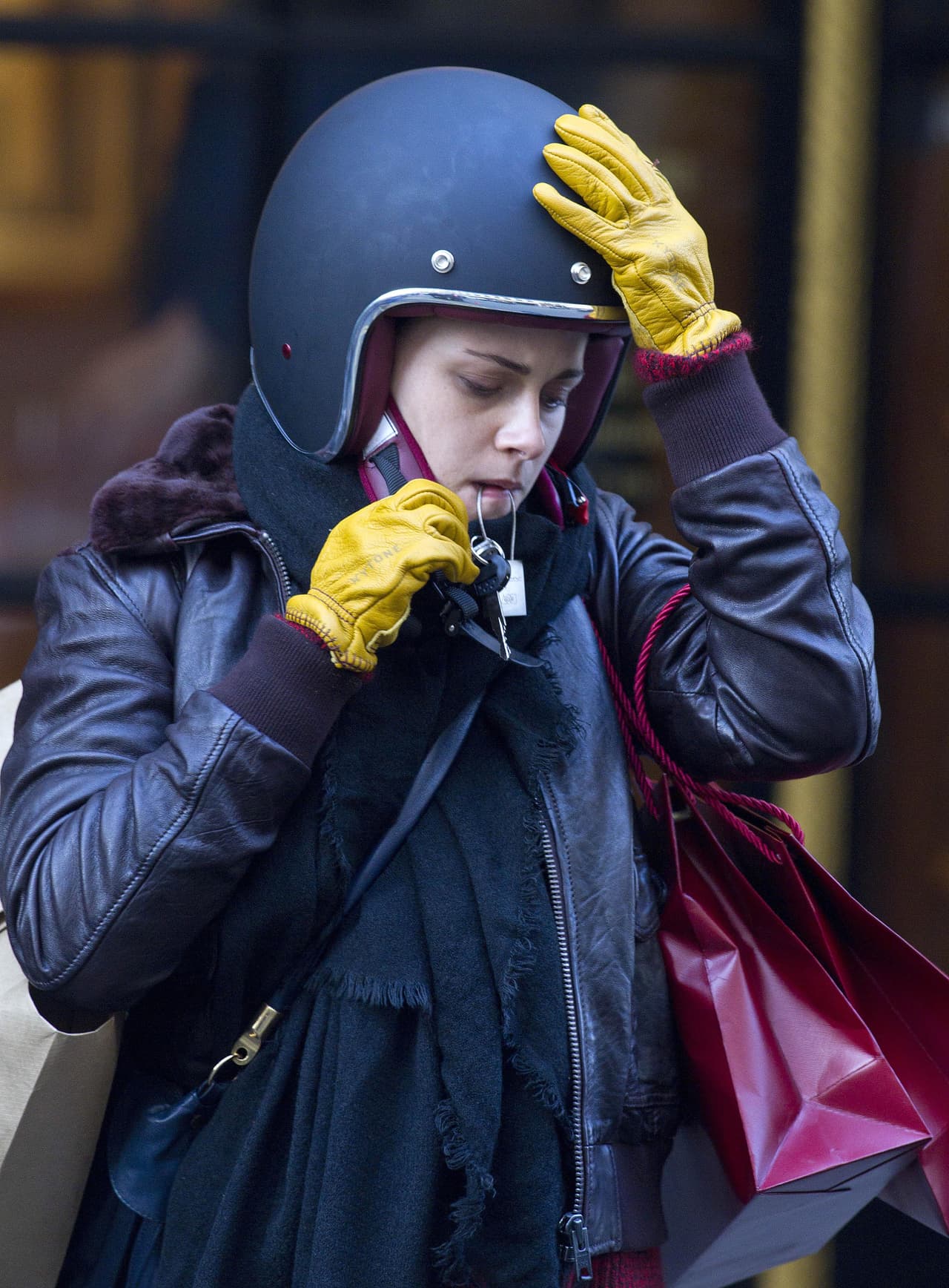 Concentrada en la llamada telefónica.