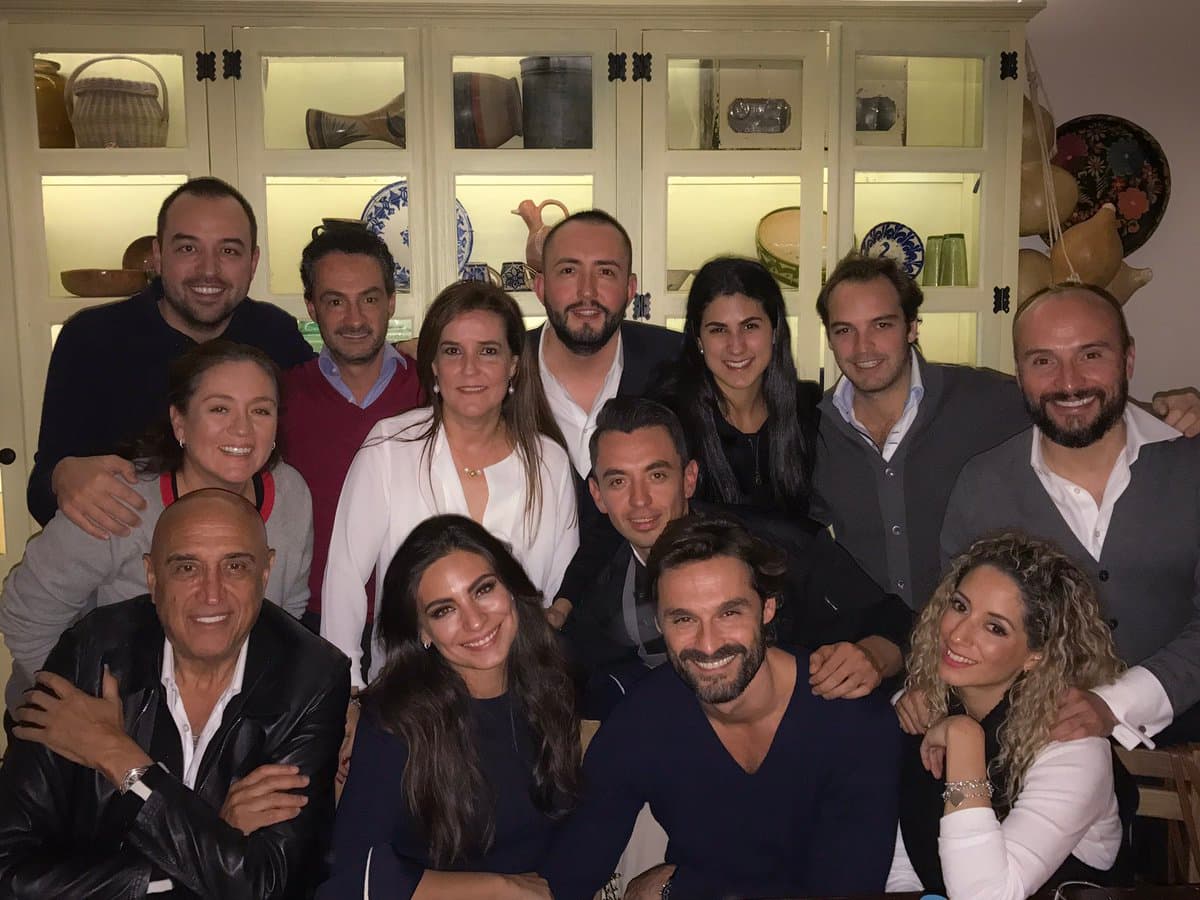 Aunque cuando se trata de reuniones entre amigos no se intimida y se deja captar en los buenos momentos, dejando ver que lejos de ser una estrella de las telenovelas, también es una persona a la que le gusta pasarla bien entre sus conocidos.