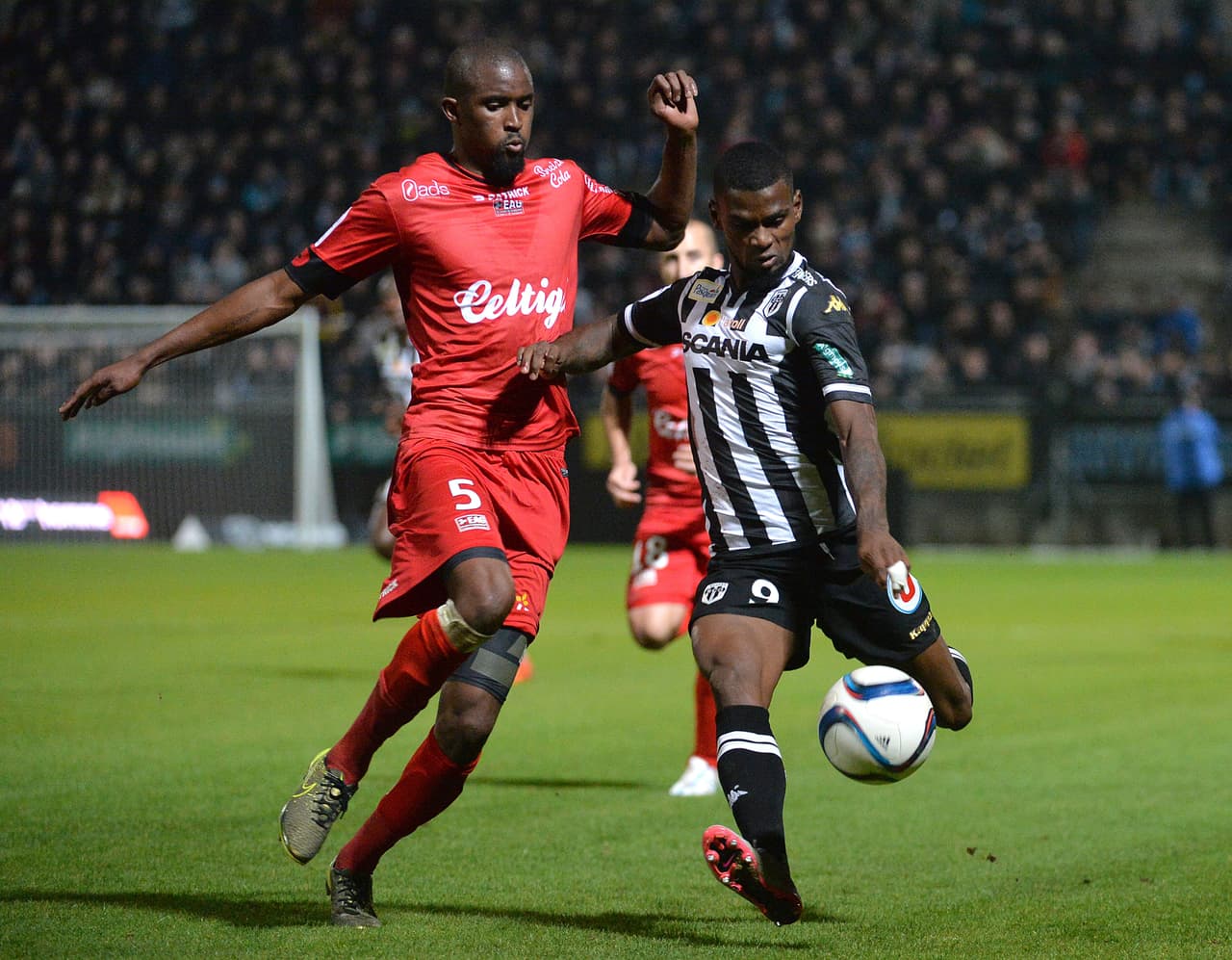 Angers afloja en su pulso con el PSG tras empatar en casa con Guingamp en Francia