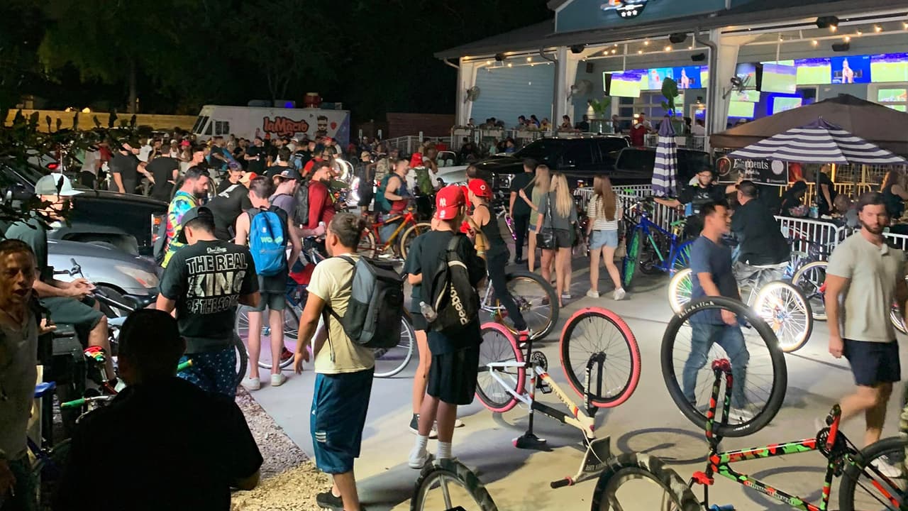 Decenas de ciclistas se juntan en la cuadra
<a href="https://www.google.com/maps/place/Mellie+Esperson+Building,+808+Travis+St,+Houston,+TX+77002/@29.7126775,-95.341827,12.56z/data=!4m5!3m4!1s0x8640bf3af720d33b:0x222e0ff68fb9e39a!8m2!3d29.7589867!4d-95.3652497" target="_blank">808 de la calle Travis</a> para iniciar el recorido que dura unas dos horas. En medio de la ruta hacen una pausa para refrescarse.