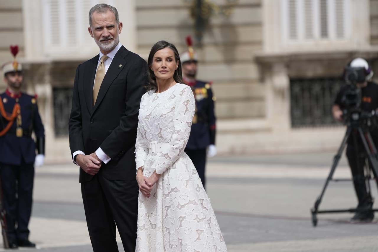 El rey Felipe VI y la reina Letizia esperan la llegada del Papa al Palacio Real de Madrid.