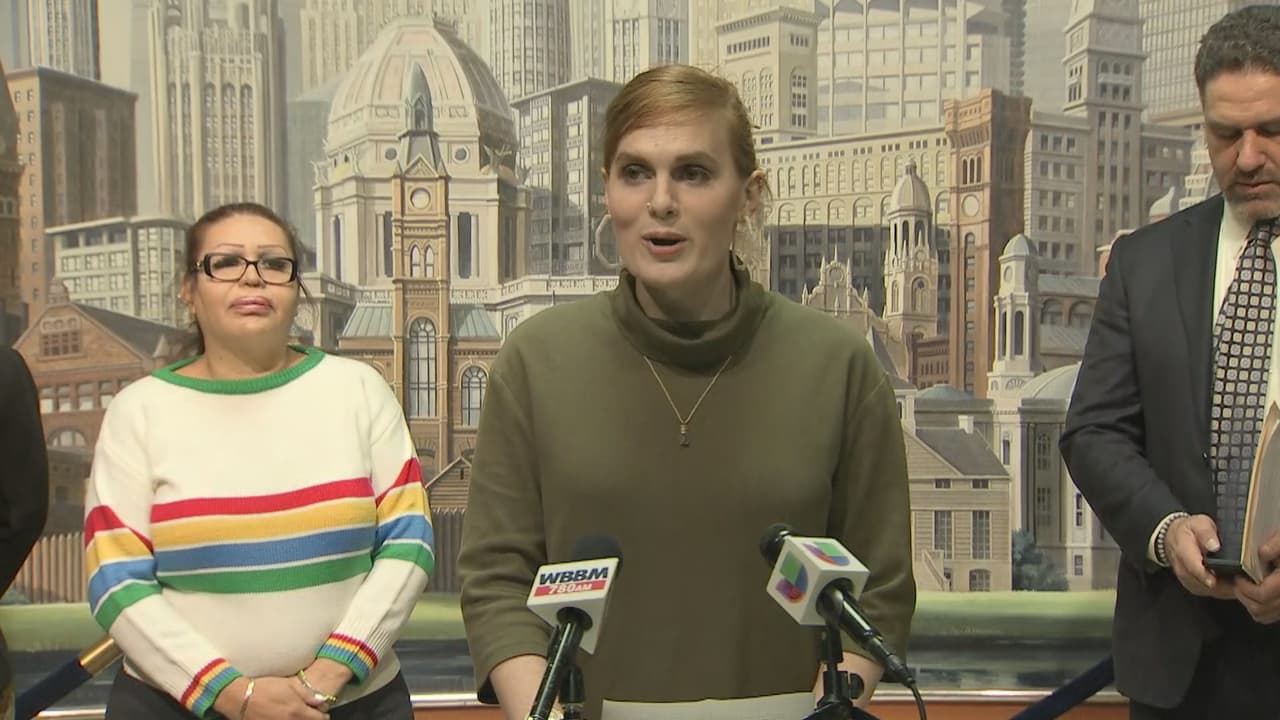 Dan conferencia de prensa sobre demanda en el centro de Chicago.