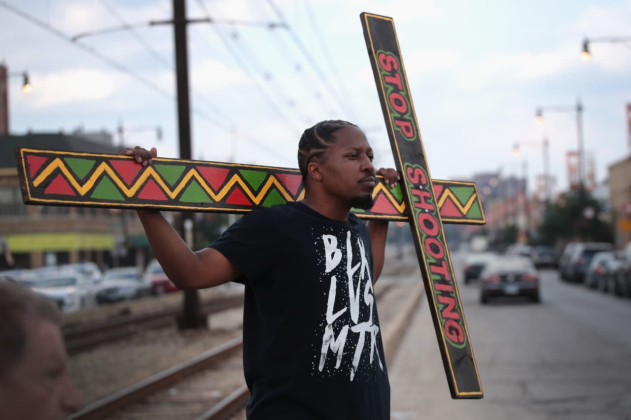 Cuatro agresores fueron detenidos y varios agentes resultaron heridos cuando la Policía reprimió la protesta a empujones y con el uso de sus bastones. Además, dos patrullas policiales resultaron con los neumáticos cortados y serios daños, informó la agencia EFE.