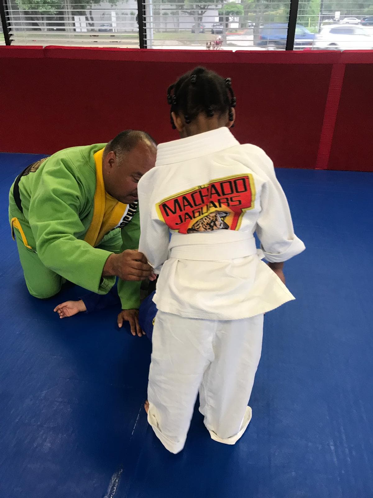 Los niños que practican Jiu Jitsu se sienten mas orgullos, mas altivos y caminan de manera distinta.
<br>
