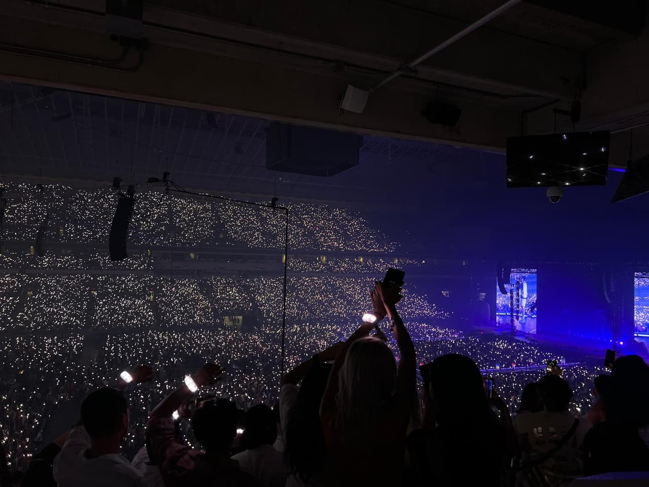 Asimismo trascendió que Bad Bunny dio taquillas gratis a familias de víctimas de la masacre en Uvalde.
<br>
<br>Ángel Garza, familiar de Amerie Garza, publicó: "Bad Bunny ¡Gracias! Las familias de Uvalde están muy impresionadas y felices con lo que han hecho por nosotros. #AmerieforeverÁngel".