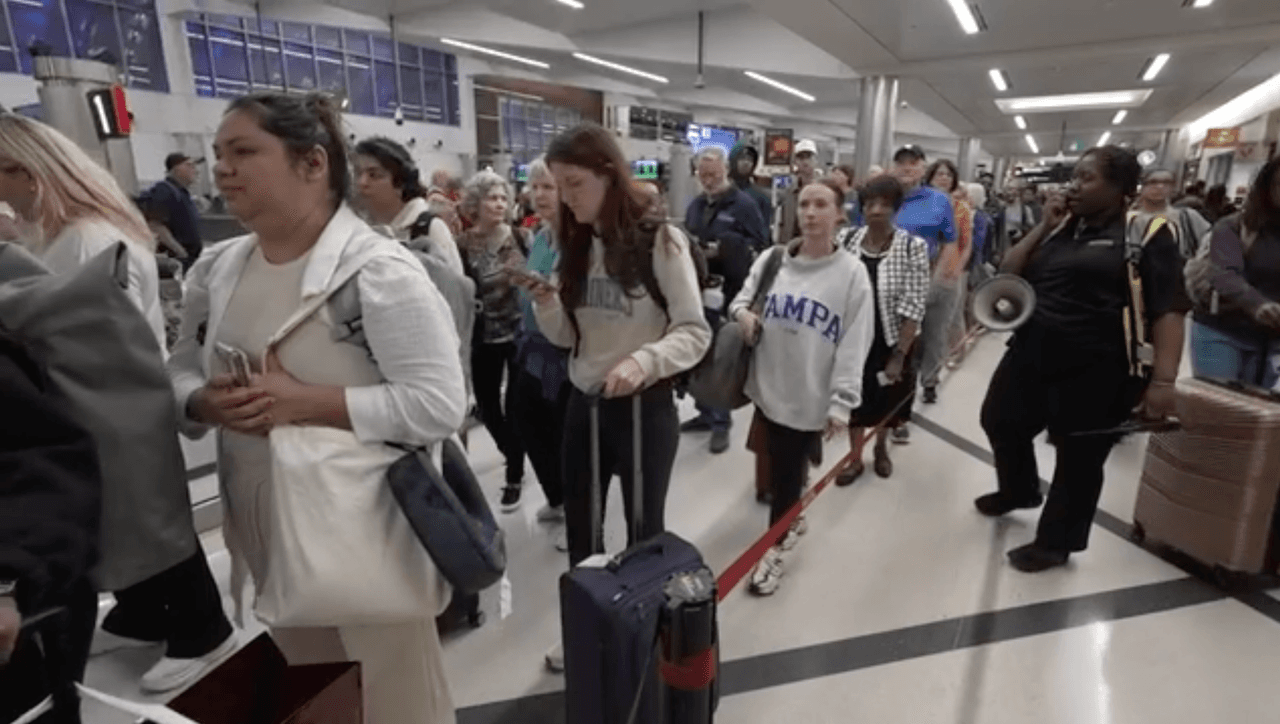 Reportan filas de hasta 3 horas en filtro de TSA del aeropuerto de Atlanta, el más transitado del mundo